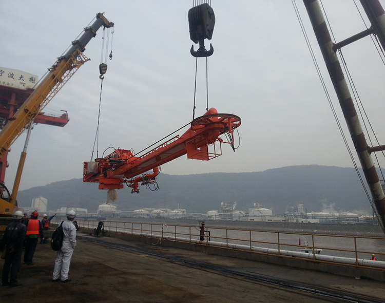 大榭万华码头输油臂安装1 - 副本 (2).jpg
