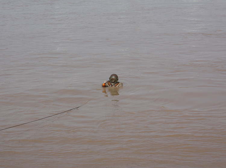 潜水员水下抢险照片 - 副本 (2).jpg