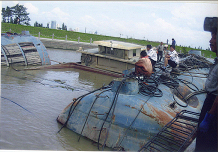 奉化江沉船采用250吨浮筒起浮打捞照片 - 副本 (2).jpg