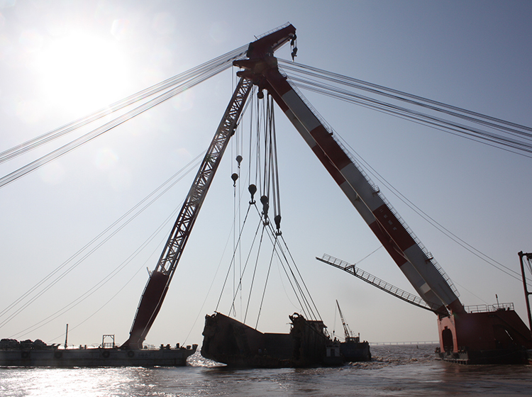 宁波镇海七里锚地成功分段打捞6000吨级载沙船 - 副本 (2).jpg