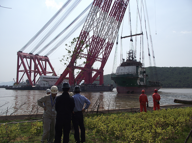 浙江造船有限公司搁浅多功能供给船整体移吊工程照片2（3000吨级） - 副本 (2).JPG